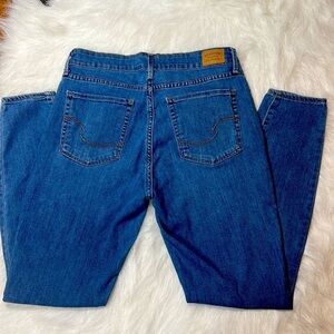 Signature Levi’s Strauss mid rise skinny pants waistline 30”